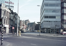 804294 Gezicht in de Lange Jansstraat te Utrecht, vanaf de Neude, na de sloop van de bebouwing aan de zuidzijde van de ...